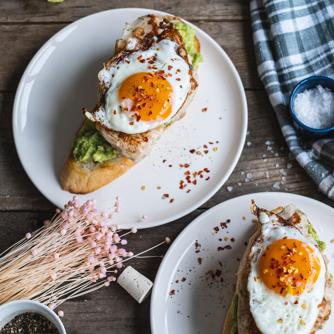 Flammegrillet filetburger på toast med egg, avokadokrem og spei