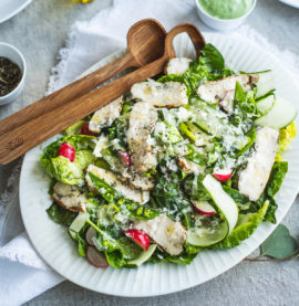 Salat med kylling og friske grønnsaker