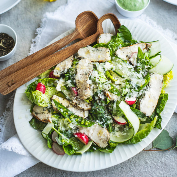 Salat med kylling og friske grønnsaker