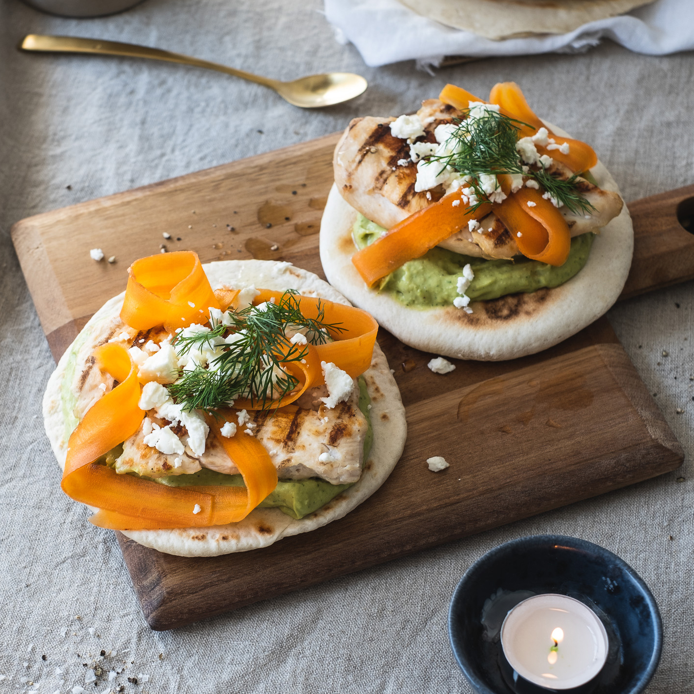 Myke flatbrød med flammegrillet filetburger