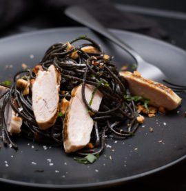 Sort pasta med Flammegrillet kyllingfilet