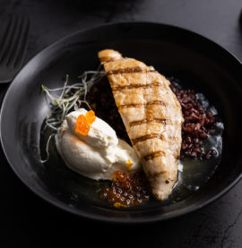 Flammegrillet kyllingfilet med sort ris og pepperrotkrem