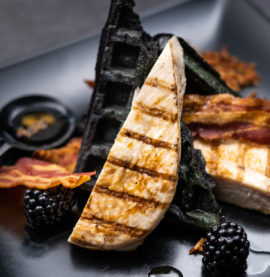 Black American Waffles - med kyllingfilet, ovnsbakt bacon og glaserte bjørnebær