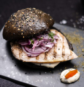 Flammegrillet kyllingburger med mørke surdeigsbrød