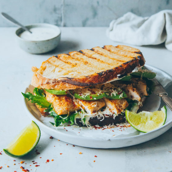 Kyllingsandwich med hvitløksdressing