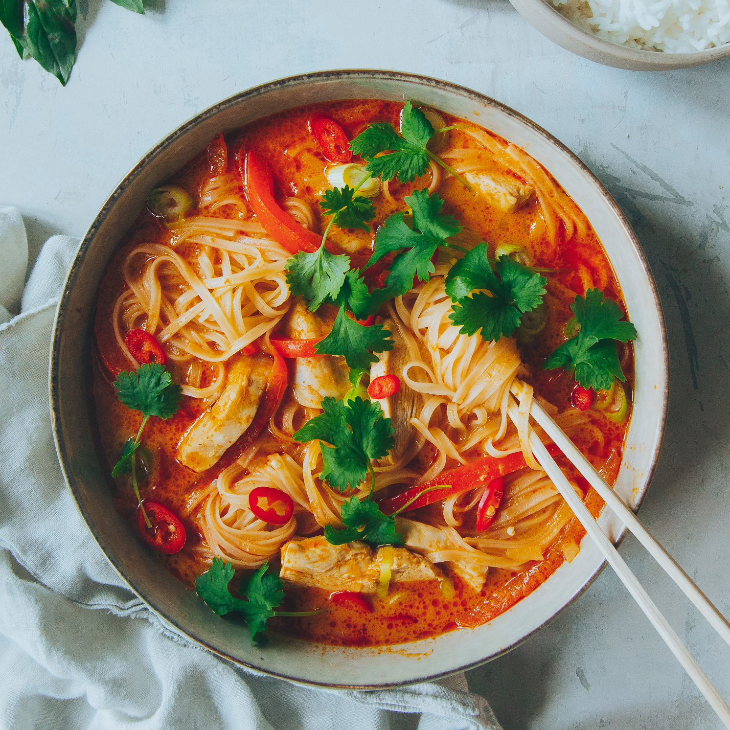 Thai- inspirert kyllingsuppe med nudler