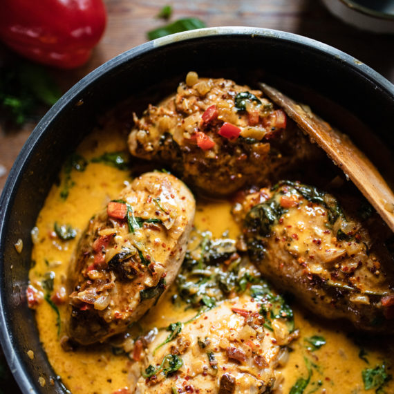 Kremet kyllingpanne med spinat og paprika