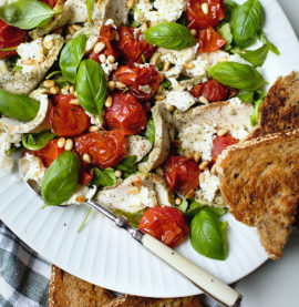 Lun kyllingsalat med pinjekjerner og tomat