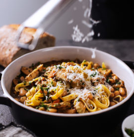 Kyllingsuppe med bacon, bønner og pasta
