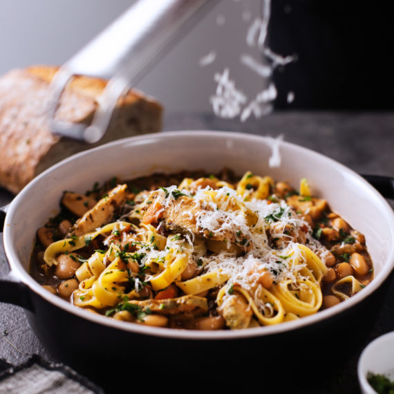 Kyllingsuppe med bacon, bønner og pasta