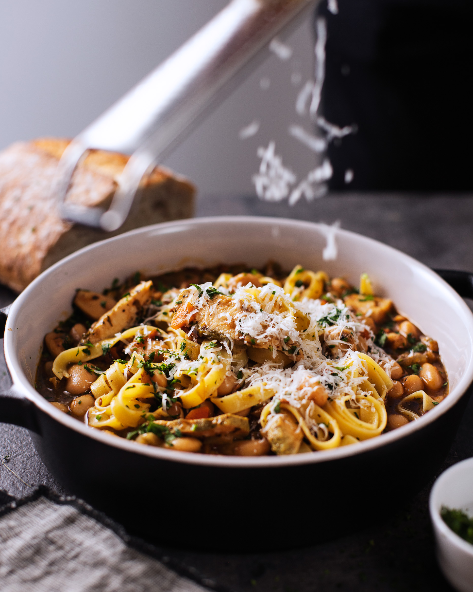 Kyllingsuppe med bacon, bønner og pasta