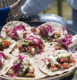 Grillet kyllingtaco med tomatsalsa og syltet rødløk