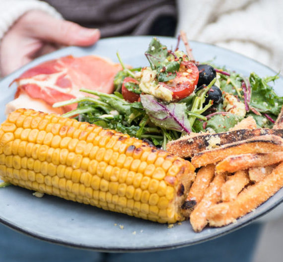 Salat med grillet kylling og søtpotetfries