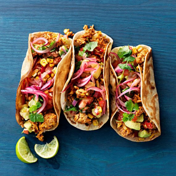 Kyllingtaco med avokado, stekt mais og syltet rødløk