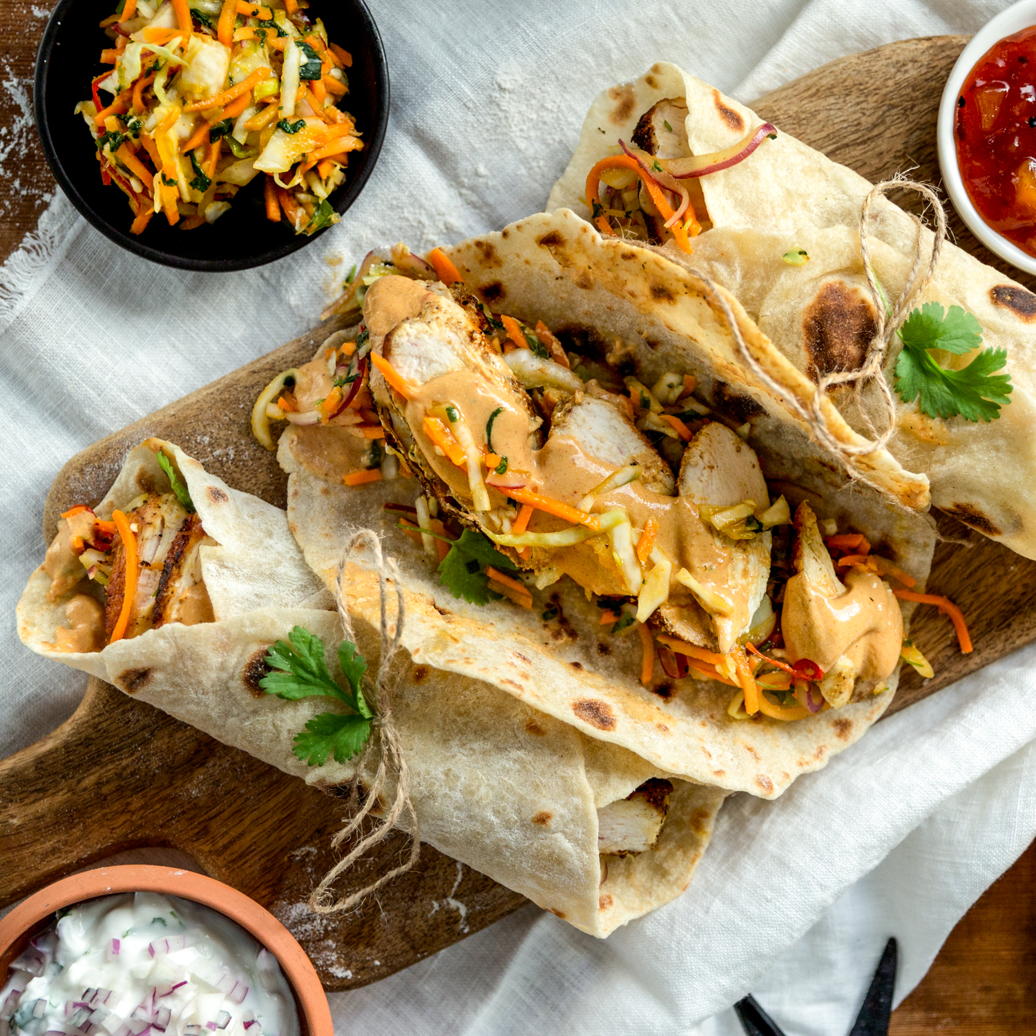 Karri kylling i tortillawrap med coleslaw.