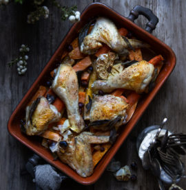 Ovnsgrillet kylling med rotgrønnsaker, hasselnøtter og salvie