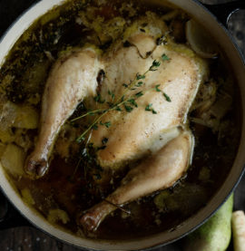 Hjemmelaget kraft på hel kylling