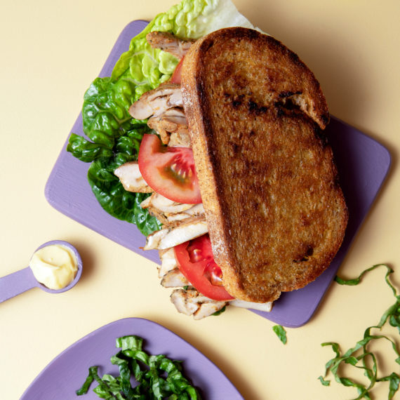 Sandwich med kylling og grønnsaker