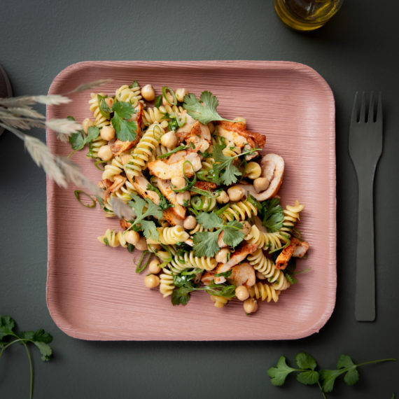 Pastasalat med kylling og kikerter