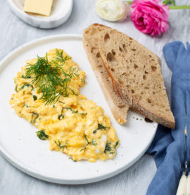 Eggerøre med dill og crème fraîche