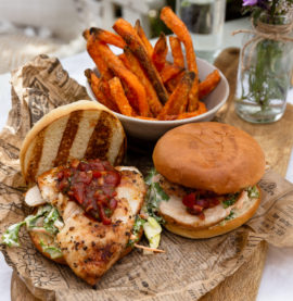 Kyllingburger med tomatsalsa