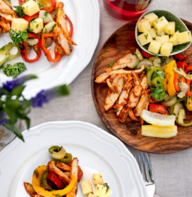Grillet paprikasalat med kylling og honningmarinert ost