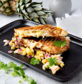 Ostesmørbrød med kylling og ananas