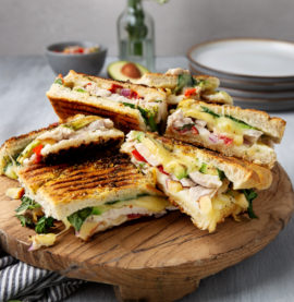 Gratinert focaccia med halloumi og kylling