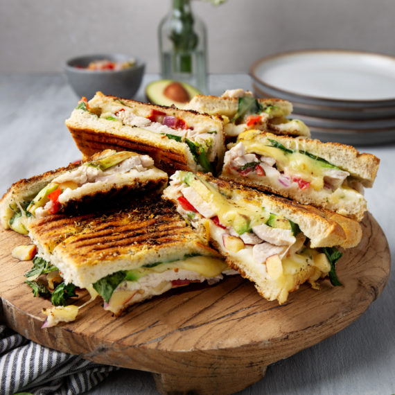 Gratinert focaccia med halloumi og kylling
