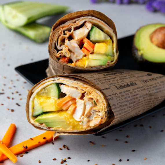 Eksotisk kylling wrap med avokado