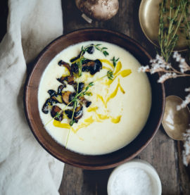 Kremet blomkålsuppe med kylling og kraft